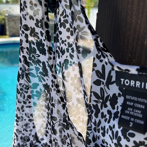 Black and white floral see through tunic sleeveless torrid size 2 , plus size - Picture 6 of 12